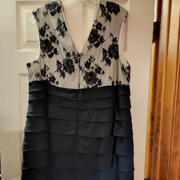 Scarlett Nite Woman black lace dress - Picture 2 of 4